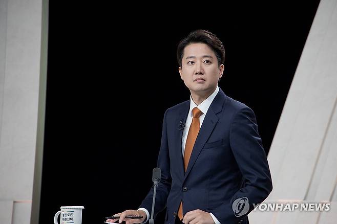 토론회 준비하는 이준석 후보 (서울=연합뉴스) 개혁신당 이준석 후보가 27일 서울 마포구 상암동 MBC 스튜디오에서 열린 정치 분야 TV토론회를 준비하고 있다. 2025.5.27 [국회사진기자단] photo@yna.co.kr