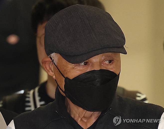 한국으로 송환된 허재호 전 대주그룹 회장 (영종도=연합뉴스) 김성민 기자 = 뉴질랜드에 머물던 허재호 전 대주그룹 회장이 27일 인천국제공항 2터미널을 통해 국내로 송환되고 있다. 
    지난 2014년 광주교도소 노역장에서 일당 5억원으로 합산 30억원의 벌금을 탕감받아 황제 노역 논란에 휩싸이기도 한 허 전 회장은 지인 3명의 명의로 보유한 보험사 주식을 매각하는 과정에서 세금 총 5억650여만원을 내지 않은 혐의를 받는다. 2025.5.27 ksm7976@yna.co.kr