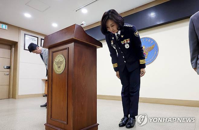 공식 사과하는 화성동탄경찰서장 (수원=연합뉴스) 권준우 기자 = 강은미 경기 화성동탄경찰서장이 28일 오후 경기 수원시 경기남부경찰청 제2회의실에서 이른바 '동탄 납치살인' 사건에 대해 공식 사과의 입장을 밝히며 피해자 및 유족에 대해 고개를 숙이고 있다. 2025.5.28 stop@yna.co.kr