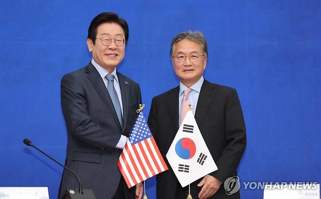 조셉 윤 주한미국대사대리 접견하는 이재명 대표 (서울=연합뉴스) 김주형 기자 = 더불어민주당 이재명 대표가 22일 서울 여의도 국회 당 대표 회의실에서 조셉 윤 주한미국대사대리와 악수하고 있다. 2025.1.22 kjhpress@yna.co.kr