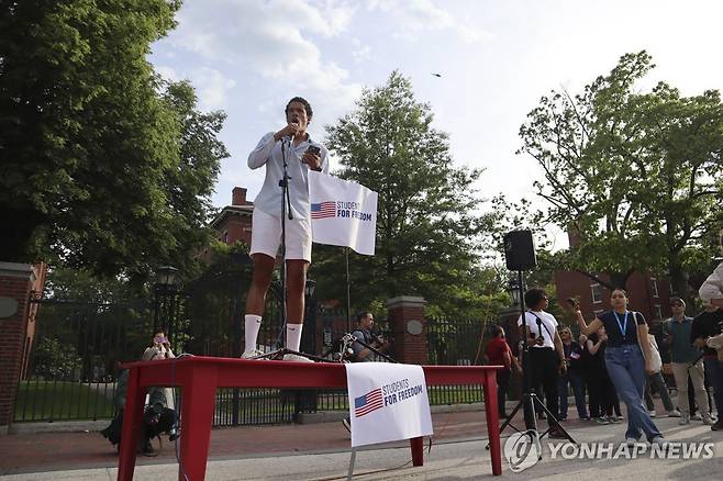 연설하는 하버드대 재학생 (보스턴 AFP=연합뉴스) 하버드대 재학생이 27일(현지시간) 보스턴 하버드대 교내에서 열린 도널드 트럼프 행정부 반대 시위에서 연설하고 있다. 2025.5.27 photo@yna.co.kr