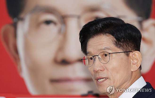 김문수 후보의 지방 살리기 공약은? (천안=연합뉴스) 박동주 기자 = 국민의힘 김문수 대선 후보가 26일 충남 천안시 국민의힘 충남도당에서 지방시대 공약 발표를 하고 있다. 2025.5.26 pdj6635@yna.co.kr