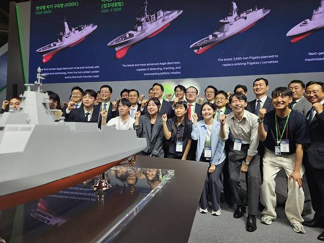 직원들과 기념촬영하는 정기선 HD현대중공업 부회장 (부산=연합뉴스) 김호준 기자 = 정기선 HD현대중공업 부회장은 28일 '국제해양방위산업전(MADEX) 2025'에 참석해 "HD현대는 대한민국 첫 전투함인 울산함을 시작으로 총 106척의 함정을 제작, 이 중 18척을 해외에 수출"했다고 밝혔다. 직원들과 기념촬영하는 정 부회장의 모습 2025.5.28