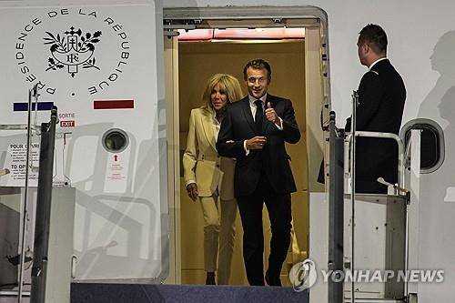 인도네시아에 도착해 전용기에서 내려오는 마크롱 대통령 부부 [AFP 연합뉴스 자료사진. 재판매 및 DB 금지]
