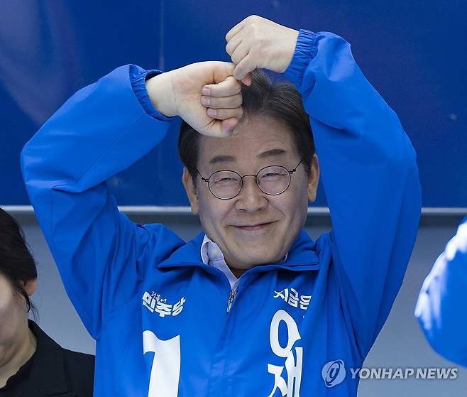 이재명, 부산을 위한 공약 '지키겠습니다' (부산=연합뉴스) 황광모 기자 = 더불어민주당 이재명 대선후보가 지난 14일 부산 부산진구 서면에서 열린 유세에서 부산을 위한 공약을 말한 뒤 약속을 지키겠다는 새끼 손가락 걸기 포즈를 하고 있다. 2025.5.14 hkmpooh@yna.co.kr