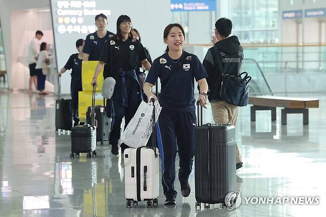 여자배구 대표팀, VNL 참가 위해 출국 (영종도=연합뉴스) 임화영 기자 = 28일 인천국제공항 2터미널에서 여자배구 국가대표팀 선수들이 2025 국제배구연맹(FIVB) 발리볼네이션스리그(VNL) 참가를 위해 브라질 리우데자네이루로 출국하고 있다. 2025.5.28 hwayoung7@yna.co.kr