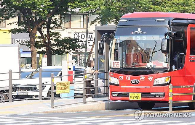 창원 시내버스 파업 첫날 (창원=연합뉴스) 김선경 기자 = 경남 창원시 시내버스 노조가 28일 첫차부터 파업에 돌입한 가운데 이날 오전 성산구 용호동 한 버스정류장에서 한 시민이 임시 투입된 버스 운전기사와 대화를 나누고 있다. 2025.5.28 ksk@yna.co.kr
