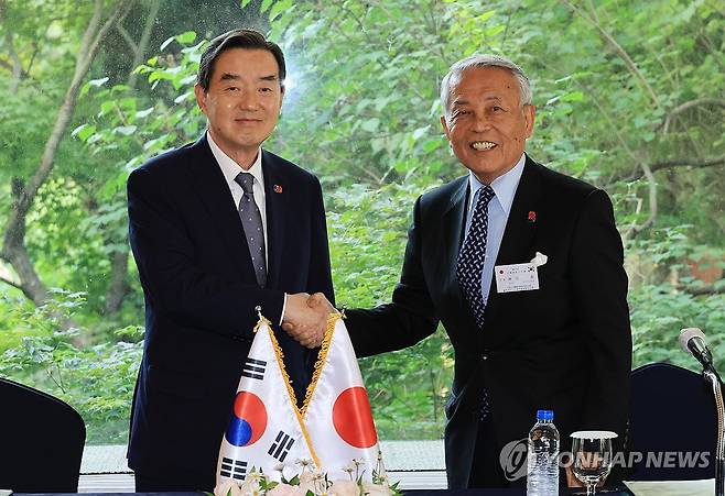 악수하는 김윤 한일경제협회 회장과 아소 유타카 일한경제협회 부회장 (서울=연합뉴스) 최재구 기자 = 김윤 한일경제협회 회장(왼쪽)과 아소 유타카 일한경제협회 부회장이 28일 서울 시내 한 호텔에서 제57회 한일경제인회의 공동성명 채택 기자회견을 하기에 앞서 악수하고 있다. 2025.5.28 jjaeck9@yna.co.kr