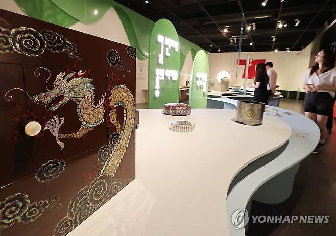 국가유산진흥원, '열 번째 용의 아이와 상상동물' 전시 개최 (서울=연합뉴스) 이재희 기자 = 28일 서울 강남구 국가무형유산전수교육관에서 열린 2025 포르쉐 퓨처 헤리티지 전승공예특별전 '열 번째 용의 아이와 상상동물' 전시를 찾은 관람객들이 전시를 둘러보고 있다. 이 전시는 10월 17일까지 열린다. 2025.5.28 scape@yna.co.kr