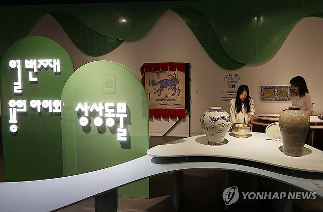 '열 번째 용의 아이와 상상동물' 전시 개막 (서울=연합뉴스) 이재희 기자 = 28일 서울 강남구 국가무형유산전수교육관에서 열린 2025 포르쉐 퓨처 헤리티지 전승공예특별전 '열 번째 용의 아이와 상상동물' 전시에서 관계자들이 전시를 둘러보고 있다. 이 전시는 10월 17일까지 열린다. 2025.5.28 scape@yna.co.kr