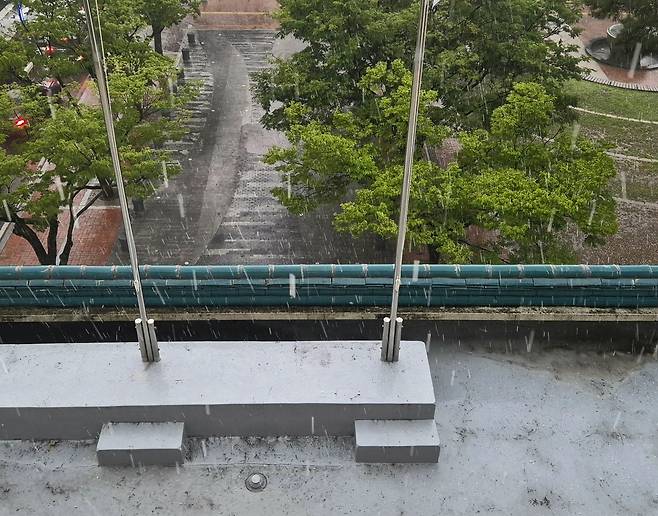 대구에 쏟아지는 우박과 비  (대구=연합뉴스) 박세진 기자 = 28일 대구 동구 신암동 동구청 일대에 우박과 비가 쏟아지고 있다. 2025.5.28 psjpsj@yna.co.kr