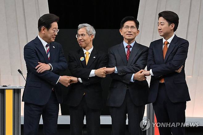 토론회 앞두고 포즈 취하는 대선 후보들 (서울=연합뉴스) 더불어민주당 이재명·민주노동당 권영국·국민의힘 김문수·개혁신당 이준석 대선 후보가 27일 서울 마포구 상암동 MBC 스튜디오에서 진행된 정치 분야 TV토론회에 앞서 포즈를 취하고 있다. 2025.5.27 [국회사진기자단] photo@yna.co.kr