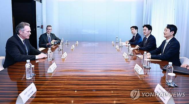 안덕근 장관, 마이크 던리비 알래스카 주지사와 면담 (서울=연합뉴스) 안덕근 산업통상자원부 장관이 25일 서울 중구 플라자호텔에서 마이크 던리비 미국 알래스카주 주지사와 면담하고 있다. 2025.3.25 [산업통상자원부 제공. 재판매 및 DB 금지] photo@yna.co.kr