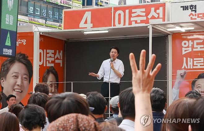 유세하는 개혁신당 이준석 후보 (서울=연합뉴스) 신현우 기자 = 개혁신당 이준석 대선 후보가 28일 서울 강남역 일대에서 지지를 호소하고 있다. 2025.5.28 nowwego@yna.co.kr