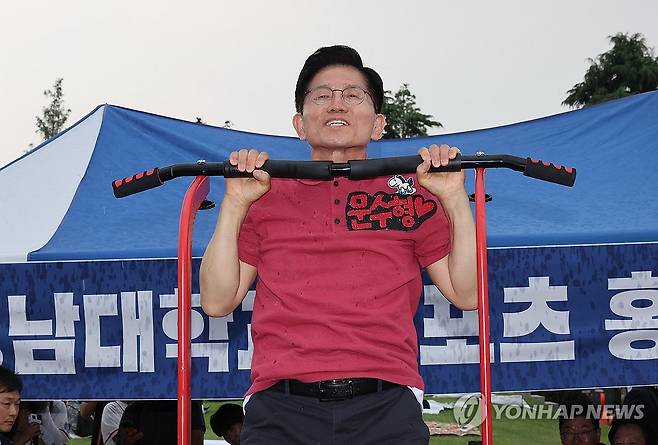 턱걸이하는 김문수 후보 (경산=연합뉴스) 박동주 기자 = 국민의힘 김문수 대선 후보가 28일 경북 경산시 영남대학교를 방문해 축제 현장에서 턱걸이를 하고 있다. 2025.5.28 pdj6635@yna.co.kr