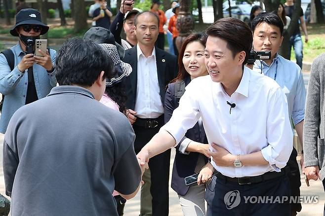 여의도 직장인에게 지지 호소하는 이준석 후보 (서울=연합뉴스) 김주성 기자 = 개혁신당 이준석 대선 후보가 28일 서울 여의도공원에서 점심시간을 이용해 산책 나온 직장인 유권자들을 만나며 지지를 호소하고 있다. 2025.5.28 utzza@yna.co.kr