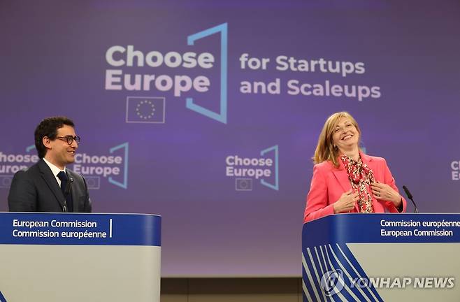 EU '스타트업·스케일업 전략' 발표  (브뤼셀 EPA=연합뉴스) 스테판 세주르네 EU 번영·산업전략 수석 부집행위원장(좌)과 에카테리나 자하리에바 EU 연구·혁신 집행위원이 28일(현지시간) '스타트업·스케일업 전략'을 발표하고 있다. 2025.5.28 photo@yna.co.kr