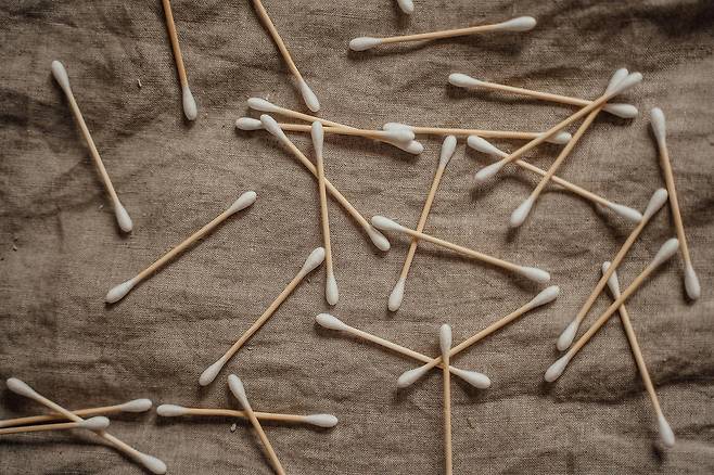 흩뿌려져 있는 면봉들