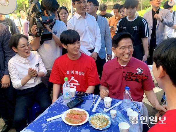 국민의힘 김문수 대선 후보가 조지연 의원과 함께 영남대 학생들과 대화를 나누고 있다. 2025.5.28 경산/김우성기자 wskim@kyeongin.com