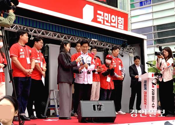 국민의힘 김문수 대선 후보가 서울 청계광장 소라탑에서 열린 청년정책 공약 발표에 앞서 청년단체 활동가로부터 편지를 전달받고 있다. 2025.5.19 /김우성기자 wskim@kyeongin.com