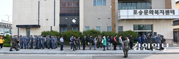 제21대 대통령선거 사전투표가 시작된 29일 평택시 포승읍 포승문화복지센터에 마련된 사전투표소에서 해군 2함대 장병들이 사전투표를 하고 있다. 2025.5.29 /최은성기자 ces7198@kyeongin.com