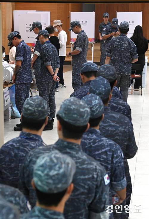 제21대 대통령선거 사전투표가 시작된 29일 평택시 포승읍 포승문화복지센터에 마련된 사전투표소에서 해군 2함대 장병들이 사전투표를 하고 있다. 2025.5.29 /최은성기자 ces7198@kyeongin.com