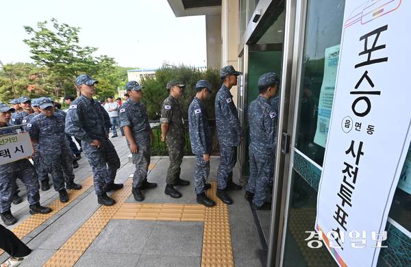 제21대 대통령선거 사전투표가 시작된 29일 평택시 포승읍 포승문화복지센터에 마련된 사전투표소에서 해군 2함대 장병들이 사전투표를 하고 있다. 2025.5.29 /최은성기자 ces7198@kyeongin.com