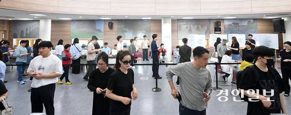 제21대 대통령선거 사전투표가 시작된 29일 오후 수원시 영통구 광교1동행정복지센터에 마련된 사전투표소에서 유권자들이 사전투표를 하고 있다. 2025.5.29 /최은성기자 ces7198@kyeongin.com