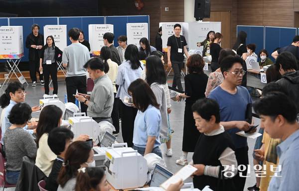 제21대 대통령선거 사전투표가 시작된 29일 오후 수원시 영통구 광교1동행정복지센터에 마련된 사전투표소에서 유권자들이 사전투표를 하고 있다. 2025.5.29 /최은성기자 ces7198@kyeongin.com
