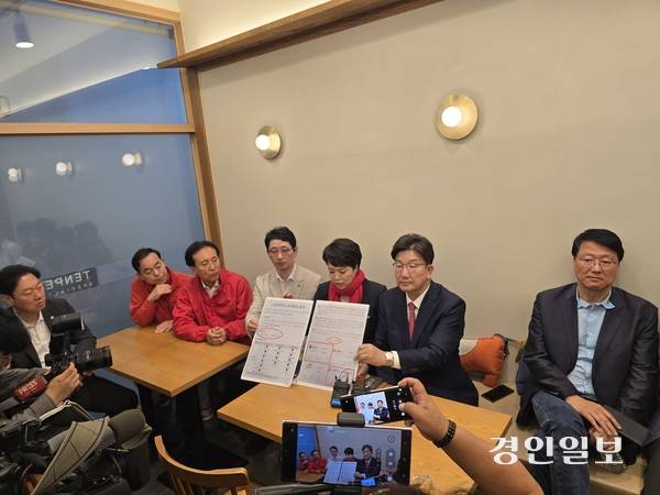 국민의힘 권성동 원내대표를 비롯한 당직자들이 거북섬 상인들과 간담회를 갖고 있다. 2025.5.29 시흥/김성주기자 ksj@kyeongin.com