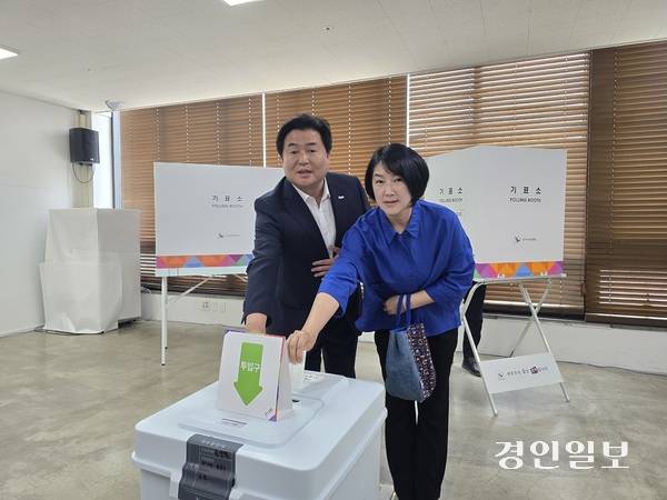 임병택 시흥시장 내외는 29일 거북섬 사전투표소에서 투표를 마쳤다. 2025.5.29 시흥/김성주기자 ksj@kyeongin.com