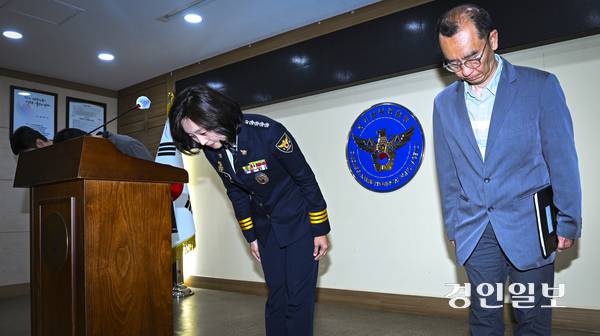 강은미 화성동탄경찰서장을 비롯한 관계자들이 28일 오후 수원시 장안구 경기남부경찰청에서 지난 12일 발생한 납치살해 사건에 대해 사과하며 피해자와 유가족들에 대해 고개를 숙이고 있다. 2025.5.28 /이지훈기자 jhlee@kyeongin.com