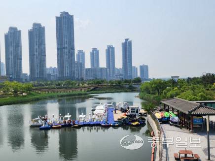 29일 찾은 인천 서구 청라호수공원 레이크하우스. 운영을 멈춘 수상레저 공간에 오리배들이 줄지어 정박돼 있다. 사진=최기주 기자