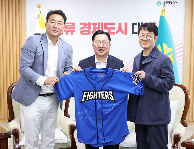 대전시는 29일 시청에서 콘텐츠 제작사인 스튜디오시원, 스포츠 ESG기업 ㈜국대와 함께 불꽃야구 유치 및 전용구장 운영을 위한 3자 업무협약(MOU)을 체결했다. <사진 왼쪽부터 김원석 ㈜국대 대표, 이장우 대전시장, 장시원 스튜디오시원 PD> 사진제공은 대전시