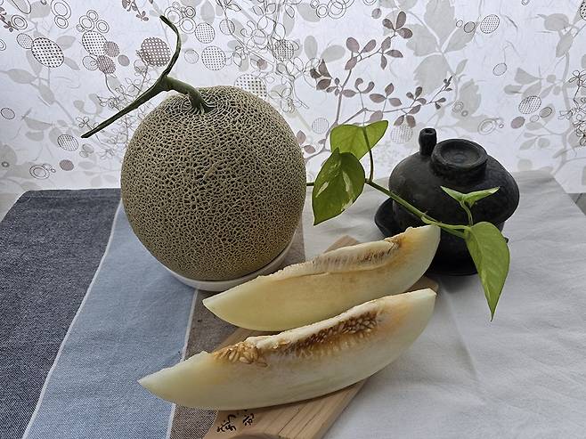 비타민과 항산화성분, 식이섬유소가 풍부한 멜론은 면역력 강화에 도움을 주는 여름철 제철과일이다.