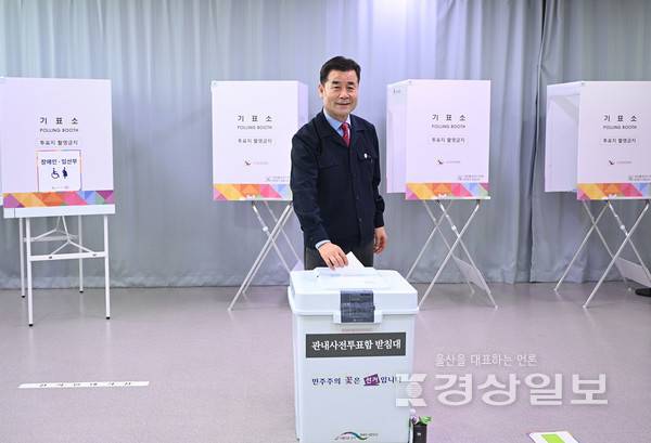 제21대 대통령선거 사전튜표 첫날인 29일 김영길 울산시 중구청장이 약사동행정복지센터 투표소에서 한표를 행사하고 있다. 김동수기자 dskim@ksilbo.co.kr