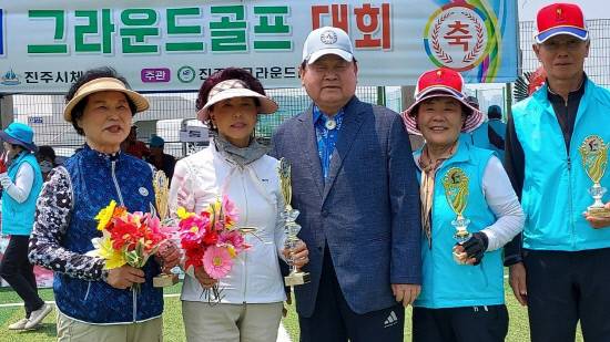 진주시체육회장배 그라운드골프 대회 수상자들이 시상식 후 함께 기념사진을 찍고 있다. 사진=진주시체육회