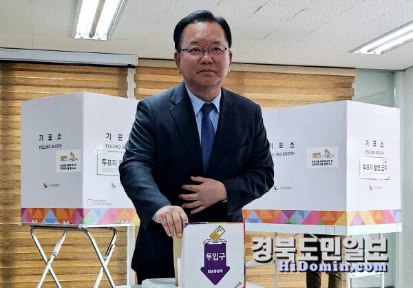 김부겸 더불어민주당 공동선거대책위원장이 제21대 대선 사전투표 첫날인 29일 대구 중구 대신동행정복지센터에 차려진 대신동 사전투표소에서 투표하고 있다. 뉴스1