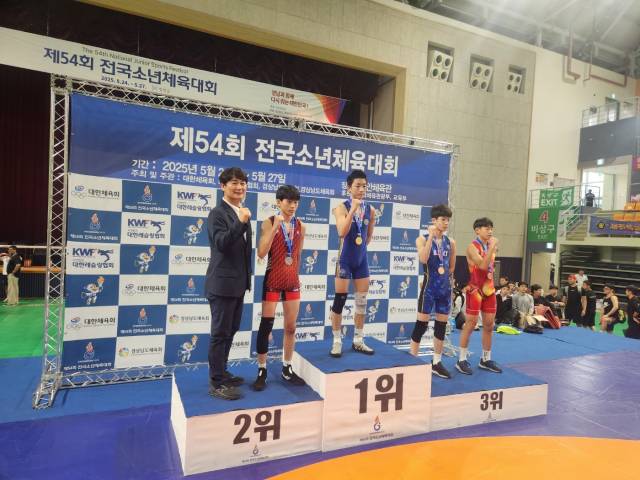 부산체육중학교 이창현이 제 54회 전국소년체육대회 레슬링 51kg이하 부분에서 우승 후 기념촬영을 하고 있다. 부산시교육청 제공