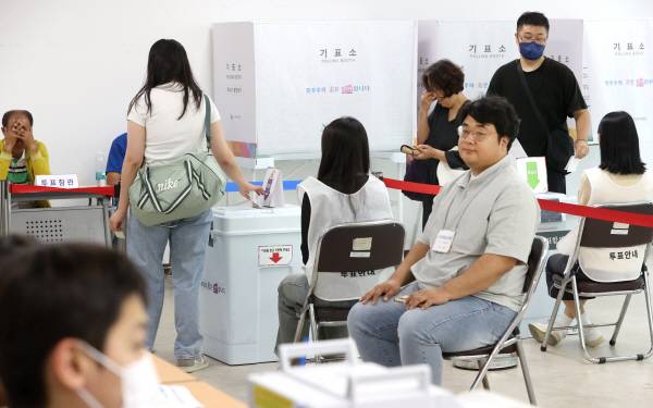 제21대 대통령 선거 사전 투표 첫날인 29일 오전 대구시 달성군 유가읍 행정복지센터( 사전투표소)에서 군민을 비롯한 타지역 유권자들이 소중한 한 표를 행사하고 있다. 정훈진 기자 jhj131@kyongbuk.com