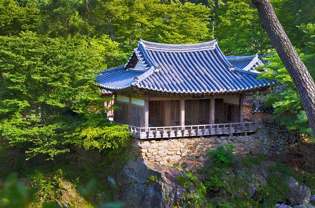 초간정사는 경상북도 예천군 용문면에 있는 조선 전기 초간 권문해가 건립한 누정이다. 초간정은 절벽 위에서 금곡천의 경관을 확보하고 있다. 앞면 3칸, 옆면 2칸으로, 겹처마에 팔작지붕이다.