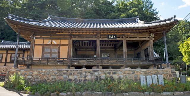 초간종택은 경상북도 예천군 용문면 죽림리에 있는 조선 전기 때 지은 권씨 종가 별당이다. 1967년 6월 23일 보물로 지정됐다. 초간종택은 잡석을 쌓아올린 높은 축대 위에 세웠고 주위에 난간을 돌려 누집 모양으로 꾸민 집이다.