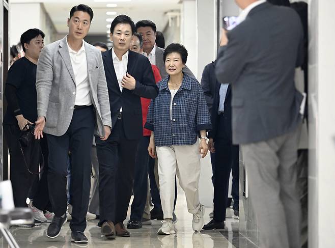 제21대 대통령선거 사전투표 첫날인 29일 대구 달성군 유가읍 행정복지센터에 마련된 사전투표소에서 박근혜 전 대통령이 투표하기 위해 이동하고 있다. 이윤호기자 yoonhohi@yeongnam.com