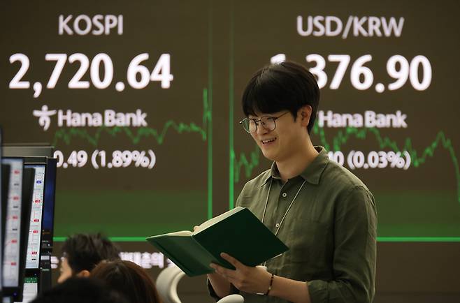 29일 오후 서울 중구 하나은행 본점 딜링룸 현황판에 코스피, 원/달러 환율이 표시돼 있다. 이날 코스피는 1.9% 가까이 올라 10개월 만에 최고치를 기록하며 지난해 8월 '블랙먼데이' 이전 수준을 회복했다. 연합뉴스