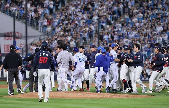 29일 오후 6시30분 대구 삼성라이온즈파크에서 열린 '2025 신한 SOL 뱅크 KBO리그' 삼성 라이온즈와 롯데 자이언츠 경기 5회초에 벤치 클리어링이 발생했다. <삼성 라이온즈 제공>