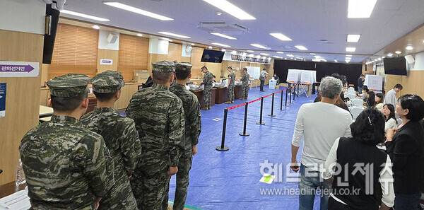 제21대 대선 사전투표 첫날인 29일 제주도의회 의원회관 대회의실에 마련된 사전투표소를 찾은 유권자들. ⓒ헤드라인제주