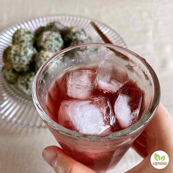 오미자에이드 한 잔 든 모습