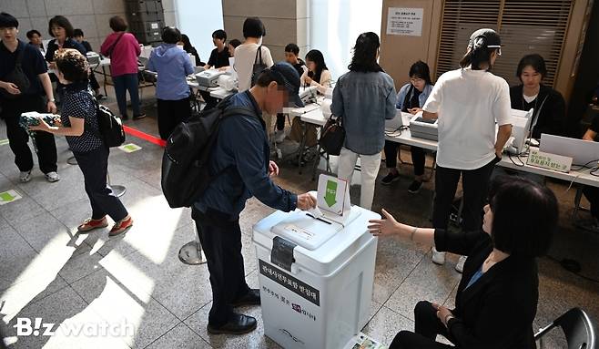 제21대 대통령선거 사전투표가 시작된 29일 오전 서울 중랑구 중랑구청에 마련된 신내2동 사전투표소에서 유권자들이 사전투표를 하고 있다./사진=이명근 기자 qwe123@