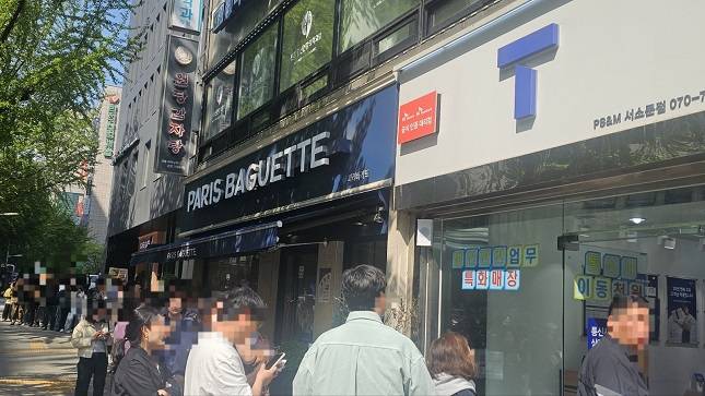 SK텔레콤 대리점 앞에 가입자들이 유심교체를 위해 모여 있다./사진=비즈워치