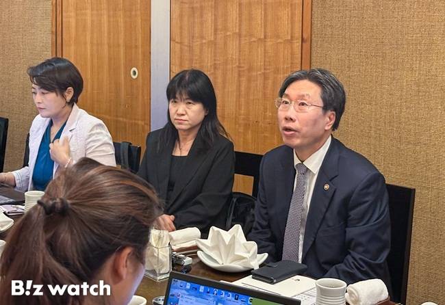 최장혁 개인정보보호위원회 부위원장(우측)이 29일 중국 베이징에서 열린 특파원 오찬 간담회를 진행하고 있다./사진=개인정보위 제공